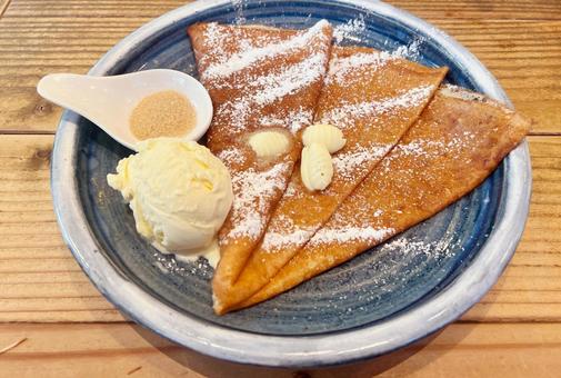 グラニュー糖とバターのシンプルクレープ グラニュー糖とバターのシンプルクレープ クレープ,デザート,アイスクリームの写真素材