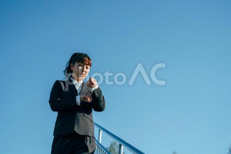 腕時計を見るビジネスウーマン（遅刻・困る） 遅刻,ハードスケジュール,スケジュールの写真素材