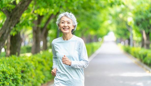 ランニング・ウォーキングをするシニア女性 ランニング・ウォーキングをするシニア女性の写真