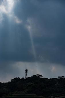 暗雲を貫く一条の光 自然,風景,空の写真素材