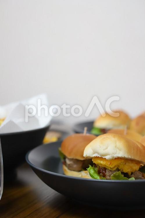 お家でハンバーガー作りを楽しむ休日２ ハンバーガー,ホームクッキング,フレンチフライの写真素材