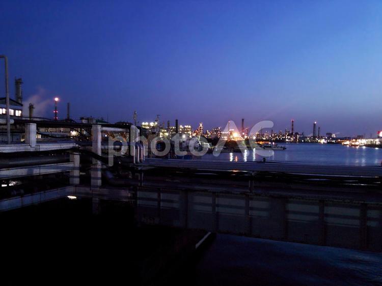 夕暮れの京浜工業地帯 京浜工業地帯,川崎,川崎市の写真素材