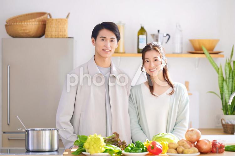 これから料理をする夫婦 男女,夫婦,家族の写真素材