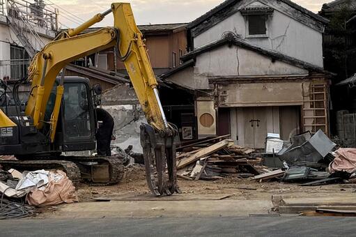 建物解体作業現場の油圧ショベル 住居解体,油圧ショベル,家屋解体の写真素材