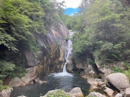 山中の滝の写真