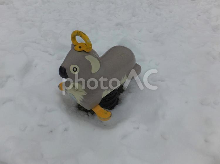 冬の公園　遊具⑤　コアラ 雪,雪景色,公園の写真素材