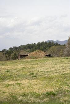 山梨県北杜市の梅之木遺跡にある竪穴住居 山梨県北杜市の梅之木遺跡にある竪穴住居の写真