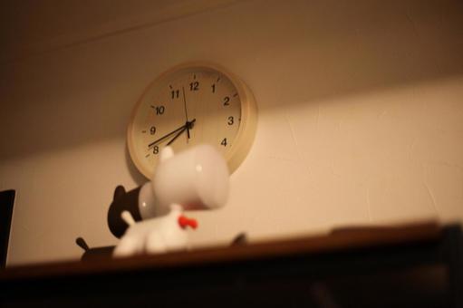 時計と置き物 時計,置き物,犬の写真素材