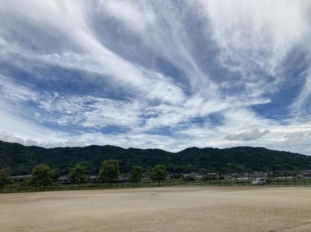 空と雲と山とグラウンド(横) 空と雲と山とグラウンド(横)の写真