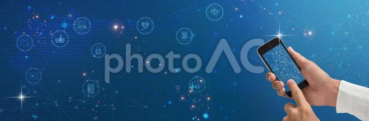 スマホでネットワーク通信をする男性の手 スマホ,ビジネス,ネットワークの写真素材