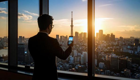 都市背景に携帯画面を見ているビジネスマン 都市背景に携帯画面を見ているビジネスマンの写真