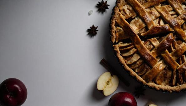 サクサクのアップルパイとりんごの写真