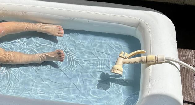 子供とお家プールとホース 子供とお家プールとホースの写真