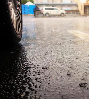 どしゃ降りの地面 どしゃ降りの地面 車,雨,タイヤの写真素材