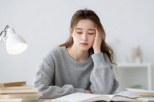 勉強に疲れた女性のイメージ 勉強に疲れた女性のイメージの写真
