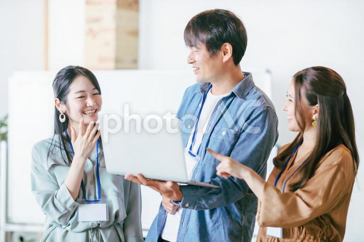 ノートパソコンをみる男女の会社員 システムエンジニア,ビジネス,企画の写真素材