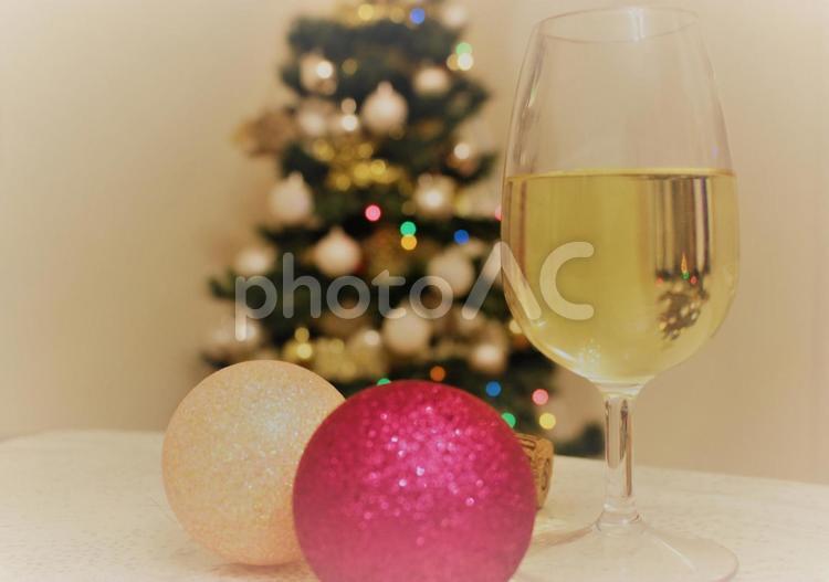 クリスマスと白ワイン 女子,ワイン,クリスマスの写真素材