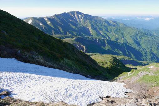白山砂防新道の残雪と別山 白山砂防新道の残雪と別山 白山,砂防新道,十二曲がりの写真素材
