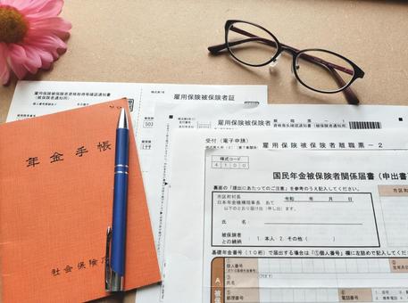 離職票、雇用保険被保険者証、年金手帳 離職票、雇用保険被保険者証、年金手帳 雇用保険被保険者証,年金手帳,転職の写真素材