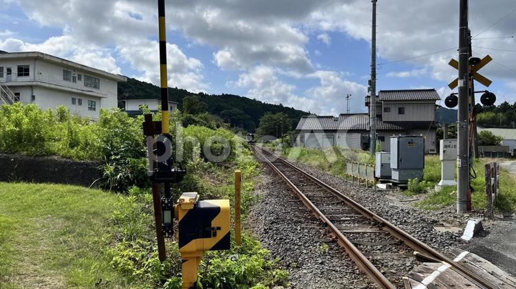 田舎の踏切ver.2 踏切,鉄路,のどかの写真素材