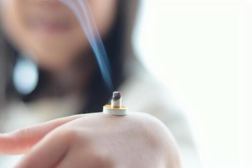 笑顔でお灸する子供 笑顔の子ども,お灸,灸の写真素材