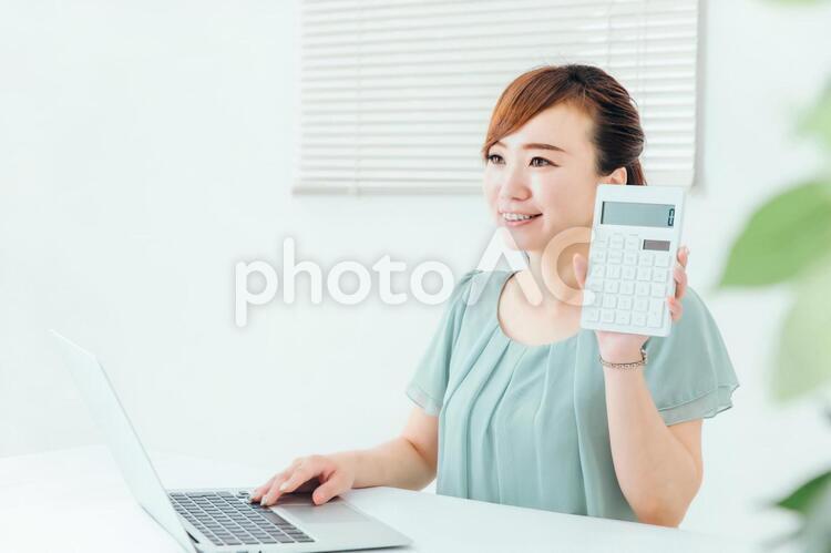 PCを使うビジネスウーマン 税金,お金,笑顔の写真素材