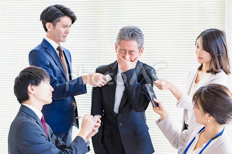 号泣記者会見をする男性 女性,弁解,メディアの写真素材