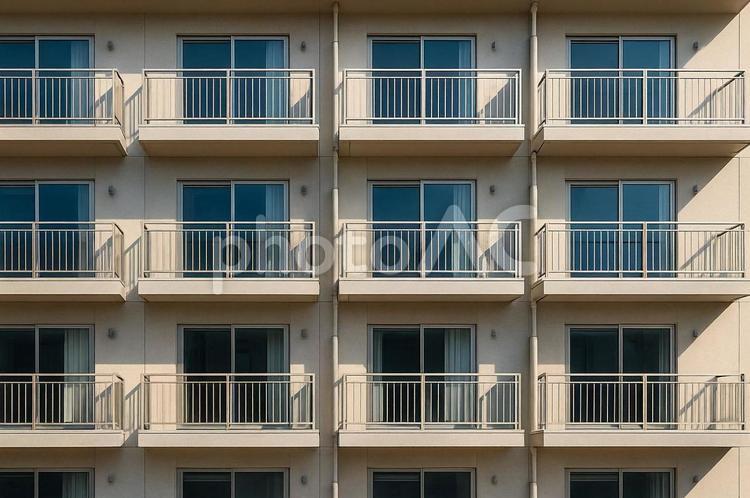 マンションの窓とバルコニー・集合住宅 マンション,窓,バルコニーの写真素材