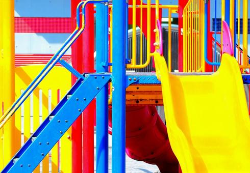 子供たちの憩いの場公園の色鮮やかな滑り台 子供たちの憩いの場公園の色鮮やかな滑り台 公園,滑り台,児童虐待の写真素材