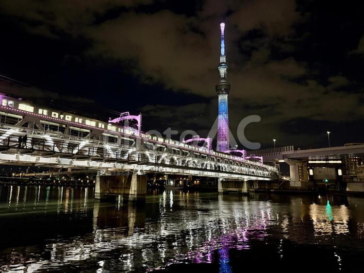 桜の季節の夜の隅田公園周辺 ネオン,ライト,ビルの写真素材