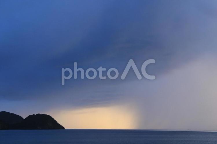 松崎新港から見た夕景 素晴らしい夕陽,夕日,ぼんやりの写真素材