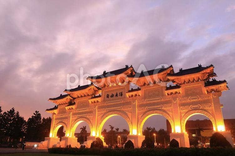 台湾　台北市の自由広場の門 台湾,台北,自由広場の写真素材