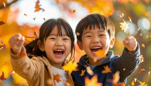 紅葉のなかで遊ぶ子供たち 紅葉のなかで遊ぶ子供たちの写真