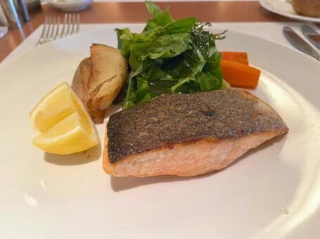 サーモンのムニエル 鮭,ムニエル,ランチの写真素材