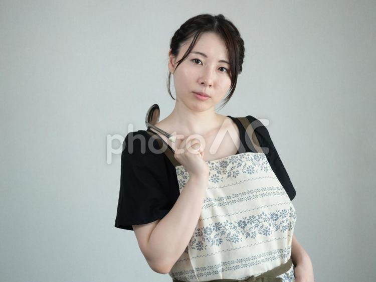 【女性】キッチンの若い女性 キッチン,台所,料理の写真素材