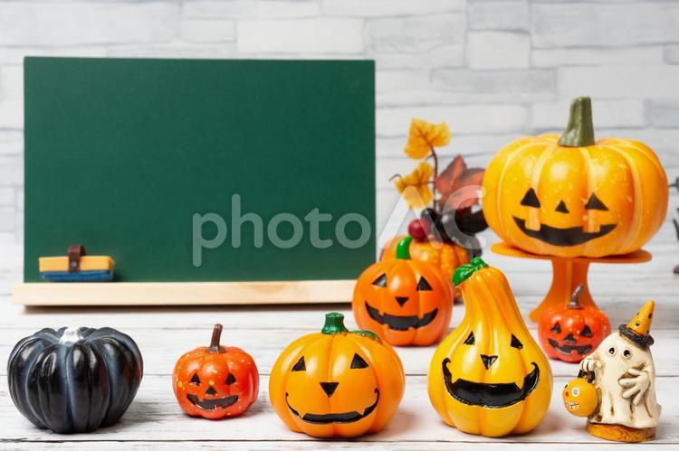 黒板とハロウィンの飾りの背景フレーム ハロウィン,ハロウィーン,halloweenの写真素材