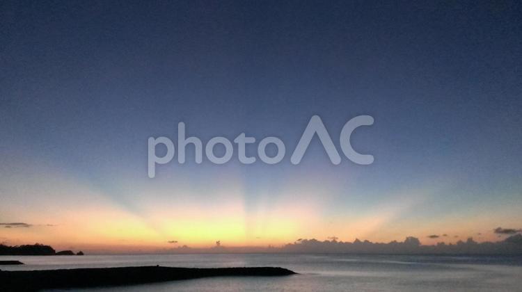 夕暮れ　ブルーモーメント　海　夕陽　太陽 日没,海,空の写真素材