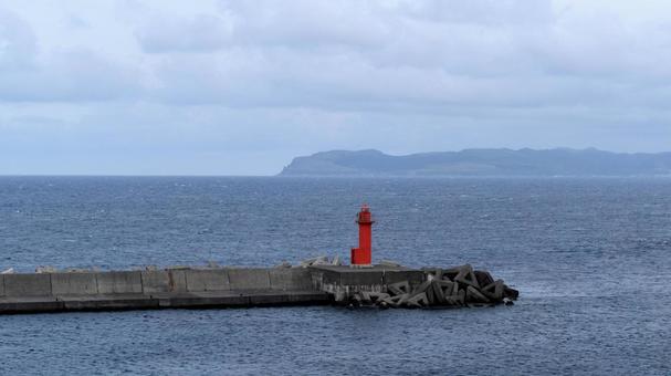 荒波の日本海に立つ赤い防波堤灯台 荒波の日本海に立つ赤い防波堤灯台 利尻島,礼文島,北の海の写真素材