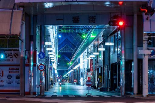 早朝の一番街 早朝の一番街 繁華街,夜,早朝の写真素材