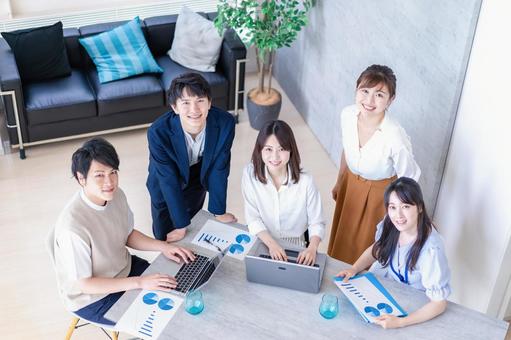 ライフスタイル 職場,白バック,会議の写真素材