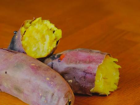 焼き芋② 焼き芋,サツマイモ,秋の味覚の写真素材