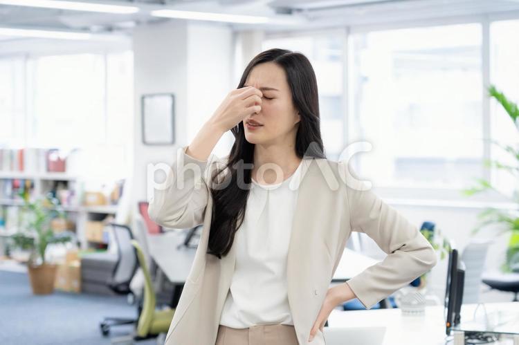オフィスで体調が悪くなるビジネスウーマン ビジネス,女性,オフィスの写真素材
