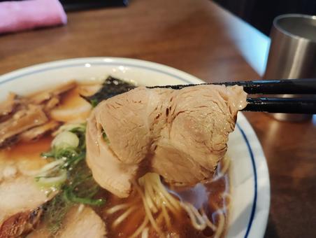 醤油ラーメンのチャーシュー 醤油ラーメンのチャーシュー 醤油ラーメン,醤油,ラーメンの写真素材