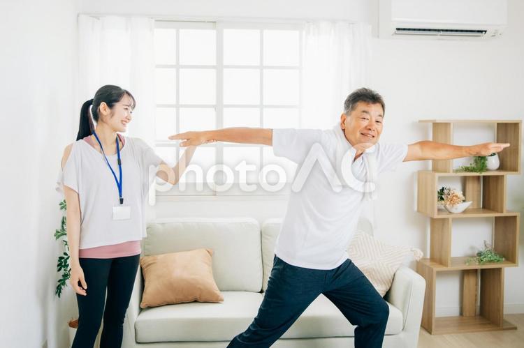 体力測定をする高齢者男性と女性 高齢者,ヨガ,運動の写真素材
