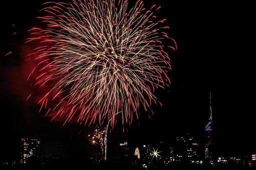ビル街の夜景と大きな打ち上げ花火 ビル街の夜景と大きな打ち上げ花火 花火,打ち上げ花火,打上花火の写真素材