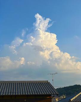 夕陽を浴びる入道雲 夕陽を浴びる入道雲の写真
