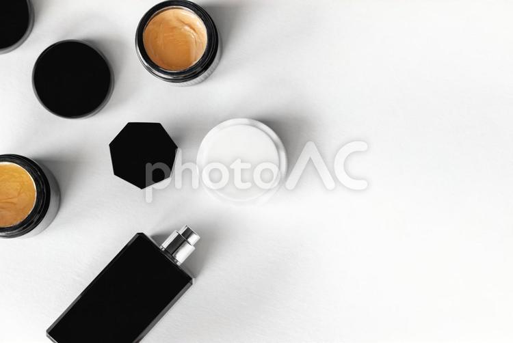 黒いスプレーボトルとクリームジャー（白背景） モックアップ,物撮り,化粧品の写真素材