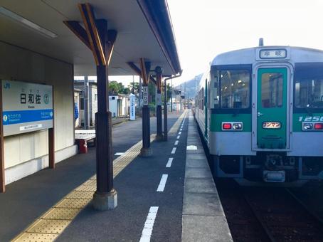 牟岐線の日和佐駅に停車中の電車 鉄道風景,鉄道,四国の写真素材