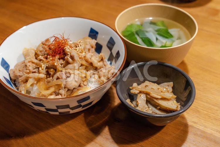 豚丼と味噌汁の和食定食セット 豚丼,丼もの,和食の写真素材