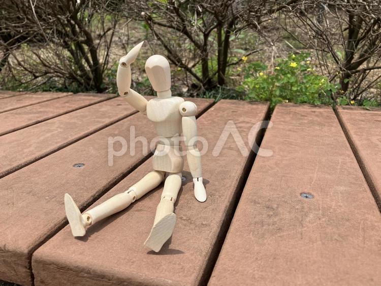 日差しを手で遮るデッサン人形 デッサン人形,人形,ベンチの写真素材